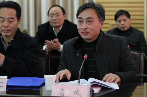 唐成宣读中华全国总工会表彰文件凤桦为机械工程学院分工会授牌王洪为