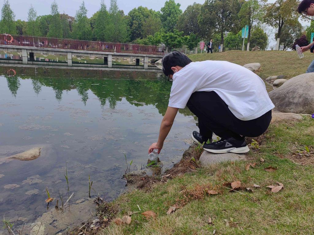 开元体育网址地球与环境学院开展校园环境保护活动 助力人与自然和谐共生(图2)