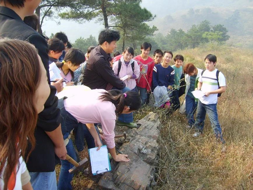 课堂上,许光泉一直强调学习要掌握正确的学习方法,要学会刻苦钻研