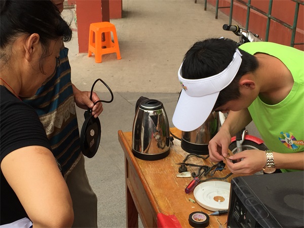 电信学院开展维修小家电进社区活动-安徽理工