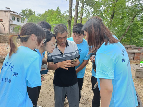 德梁与实践团队指导老师共同为"安徽理工大学大学生社会实践基地"揭牌