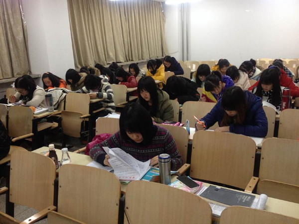 考研学生在温暖的教室里学习 （摄影：肖婷）
