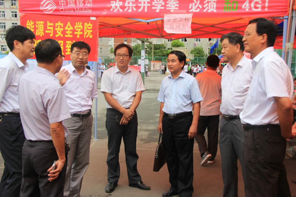集团领导在新生报到处与各学院领导交流