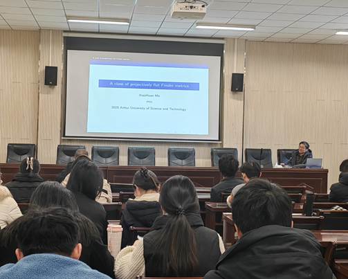 莫小欢作报告(摄影:朱玲)