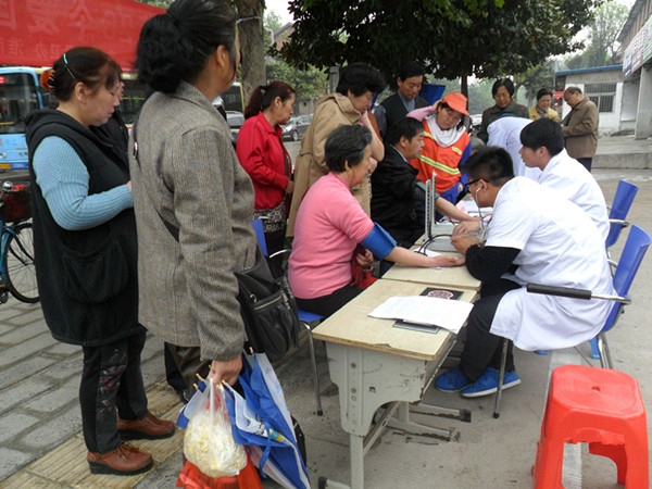 给群众们进行义诊义检