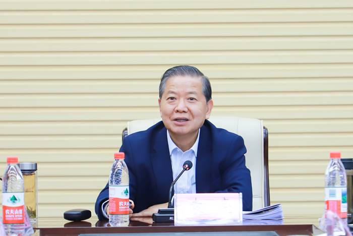 图片包含 窗户, 桌子, 笔记本, 前描述已自动生成 图片包含 窗户, 桌子, 笔记本, 前描述已自动生成