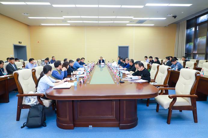 会议室里的人们描述已自动生成 会议室里的人们描述已自动生成