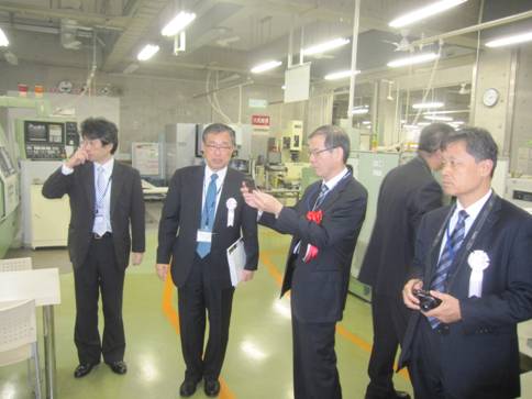 王其东副校长参观中部大学机械工程实训基地