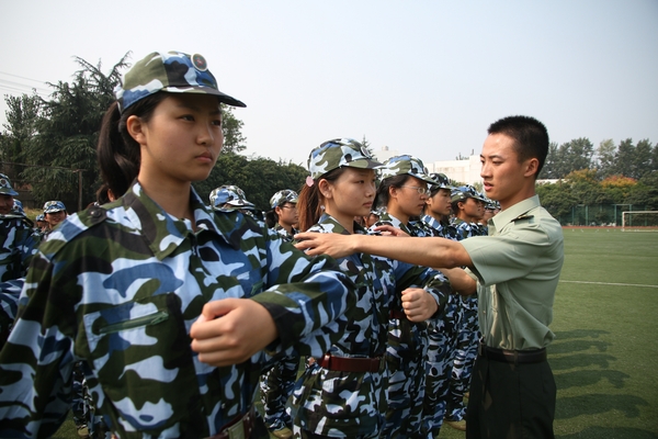 新生军训教官,一丝不苟
