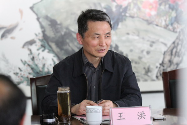 党委副书记王洪向客人介绍学校有关情况