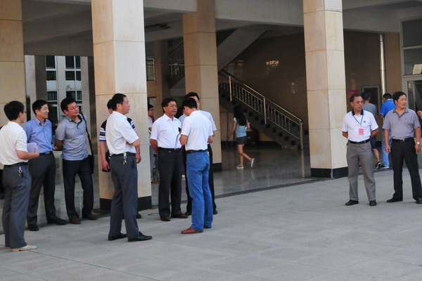 颜校长深入教学一线检查工作