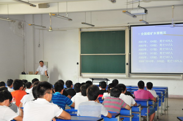 课堂秩序井然,教学设备运转良好