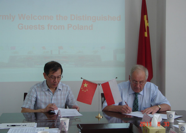 副校长王其东与波兰AGH理工大学副校长托马斯•斯穆茨签署合作备忘录