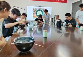 一群人在桌子边 AI 生成的内容可能不正确。 一群人在桌子边 AI 生成的内容可能不正确。