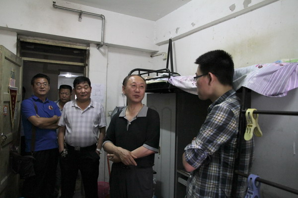 副校长叶醒狮看望慰问毕业生